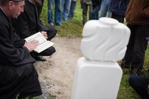 lectura del libro sagrado del corán por el imán en el funeral islámico foto