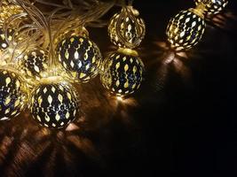 decoración de bolas de luces navideñas en mesa de madera. foto