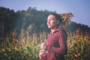 mujer corriendo por un camino rural foto