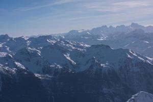 hermoso paisaje de montaña en invierno foto