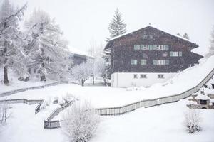 casa de montaña en tormenta de nieve foto