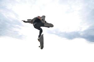 niño practicando skate en un skate park foto