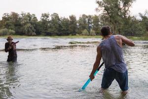 jóvenes divirtiéndose con pistolas de agua foto