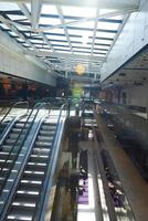 escalera mecánica interior del centro comercial foto
