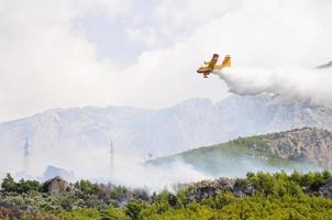 avion arrojando agua al fuego foto