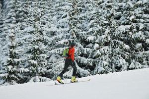 gente de invierno diversión y esquí foto
