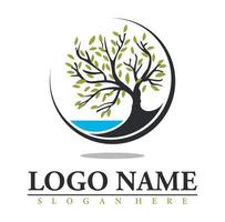 logotipo del árbol al lado del lago vector