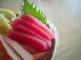 juegos de sushi en la mesa de madera comida japonesa. foto