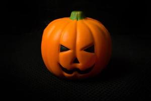 el jack de calabaza de halloween en imagen de fondo de vacaciones negro. foto