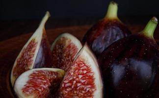 Ripe figs cut into pieces. fruits of ripe figs. photo