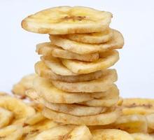 una pila de chips de plátano se encuentra sobre un montón de chips. foto