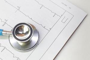 estetoscopios azules y gráfico de electrocardiografía imagen de primer plano. foto