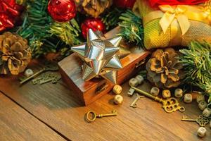 adornos navideños en la mesa de madera para contenido de vacaciones. foto