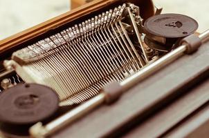 antigua máquina de escribir inglesa en cálido tono vintage foto