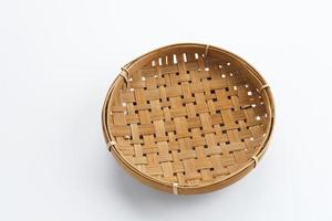 plato tradicional de mimbre hecho de bambú aislado en un fondo blanco. copie el espacio foto