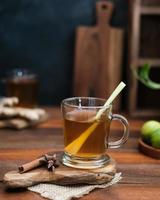 empon-empon, rimpang o jamu, bebida herbal tradicional indonesia, hecha de jengibre, cúrcuma y otras hierbas. foto