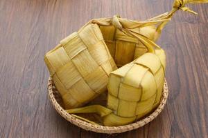 ketupat, ketupat o bola de masa de arroz es un manjar local durante eid al-fitr. tripa de arroz natural hecha de hojas jóvenes de coco para cocinar arroz. es muy popular durante eid al-fitr en indonesia. foto