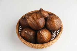salak o palma espinosa o fruta de serpiente, salacca zalacca es una especie de palmera. imagen de enfoque selectivo.