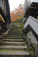 pasos tranquilos en el antiguo pueblo de mijayima cuesta arriba en hiroshima japón foto