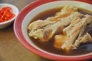 bak kut teh abundante sopa oscura de hierbas orientales de costillas de cerdo foto