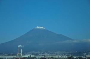 majestuoso volcán fuji en otoño de japón y paisaje urbano foto