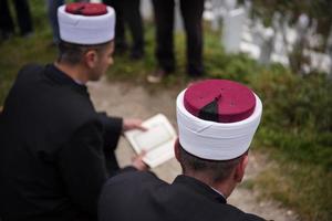 lectura del libro sagrado del corán por el imán en el funeral islámico foto