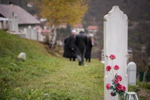 lectura del libro sagrado del corán por el imán en el funeral islámico foto