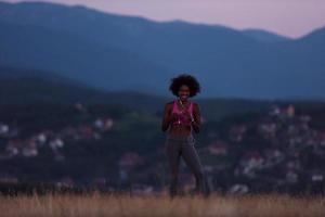 joven afroamericana trotando en la naturaleza foto