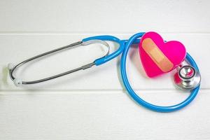 corazón rosa y estetoscopios para contenido médico. foto