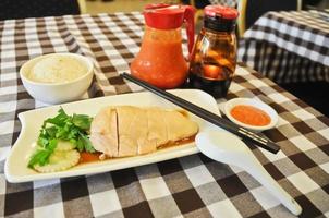 pollo hainanés con arroz con mantequilla en singapur foto