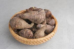 taro, talas belitung, kimpul o bentul, son tubérculos feculentos que se pueden comer. se sirve hervida o al vapor. foto