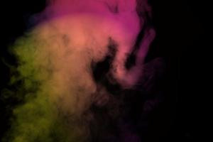 humo colorido abstracto aislado sobre fondo negro, polvo de arco iris, fuera de foco foto