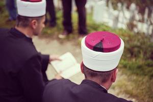 lectura del libro sagrado del corán por el imán en el funeral islámico foto