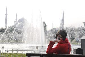 mujer visita la antigua estambul en turquía foto