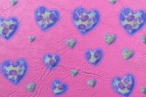 corazón colorido abstracto aislado en cuero rosa o textura de papel con fondo de patrón de hojas de palma, día de san valentín y concepto de amor. foto