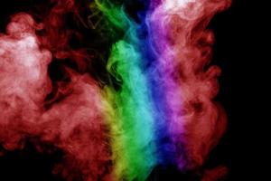 humo abstracto aislado sobre fondo negro, polvo de arco iris foto