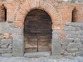 puerta medieval de madera foto