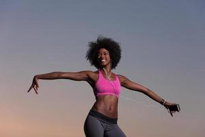 joven negra baila al aire libre foto