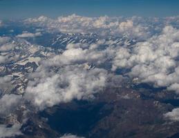 vista aérea de las montañas de los alpes foto