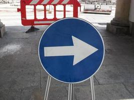 direction arrow sign