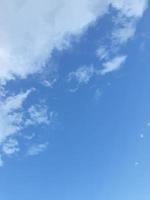 espectacular cielo azul con fondo de nubes foto
