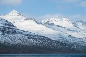 el hermoso paisaje de la montaña nevada en stodvarfjordur del este de islandia en la temporada de invierno.