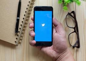 bangkok, tailandia, 28 de marzo de 2017 apple iphone7 aplicación de twitter abierta, twitter es una red social en línea y un servicio de microblogging que permite a los usuarios enviar y leer tweets foto