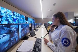 operadora de guardia de seguridad hablando por teléfono foto