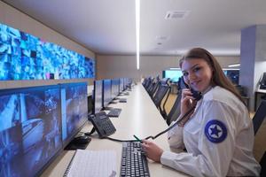 operadora de guardia de seguridad hablando por teléfono foto