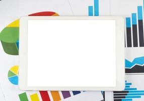 tableta de pantalla blanca en blanco en el gráfico de negocios foto