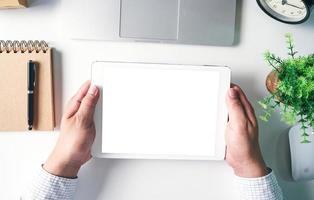 hombre de negocios de vista superior sosteniendo una tableta en blanco foto