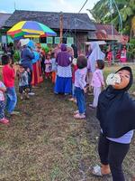 la emoción de adultos y niños que participan en una competencia de comer galletas para animar el día de la independencia de la república de indonesia, kalimantan oriental, indonesia, 13 de agosto de 2022 foto