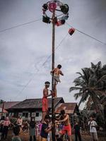 la emoción de los niños y adultos que participan en la competencia de escalada de areca para animar el día de la independencia de la república de indonesia, kalimantan oriental, indonesia, 14 de agosto de 2022 foto