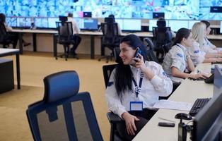 operadora de guardia de seguridad hablando por teléfono foto